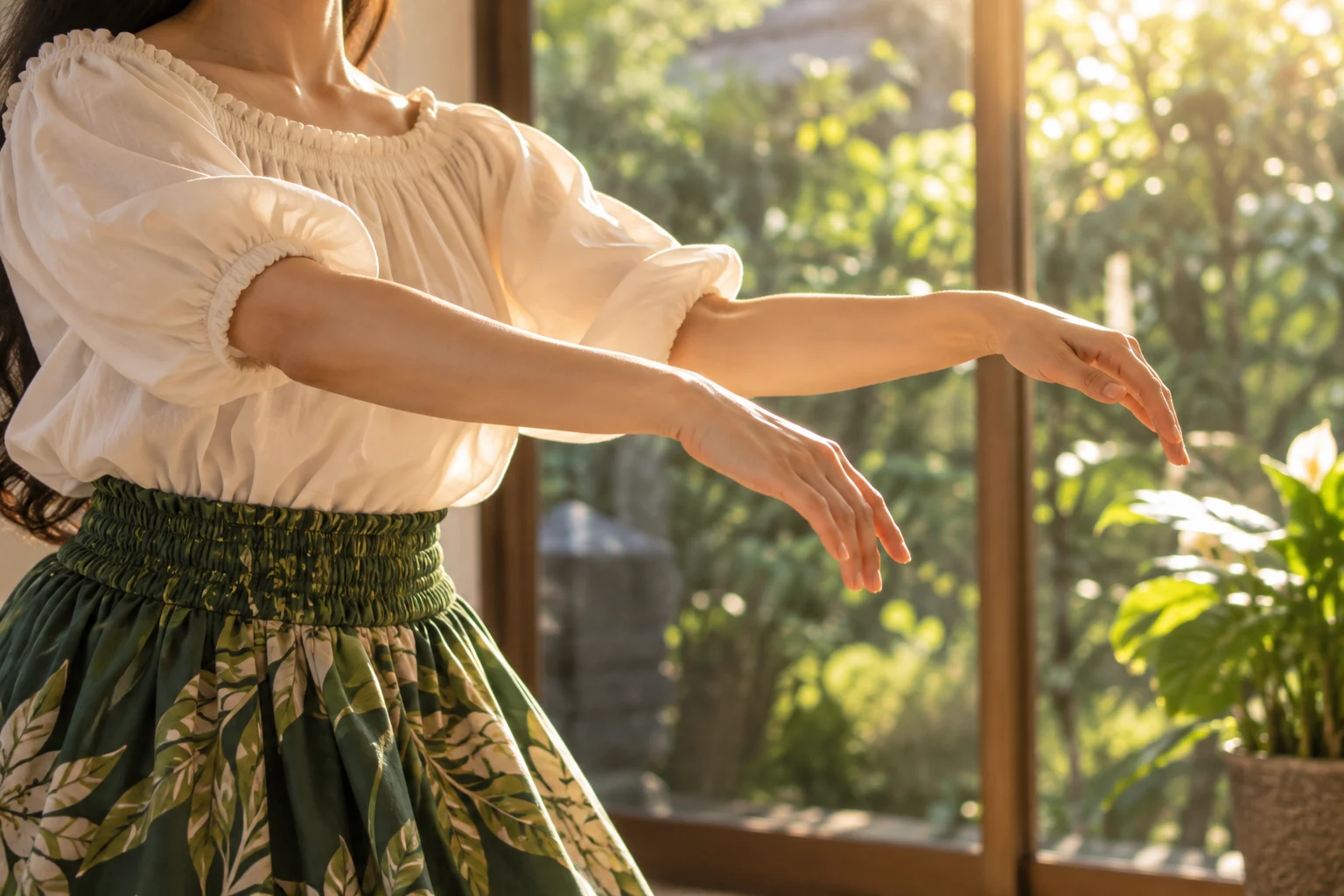 フラを踊る女性の腕と手元
